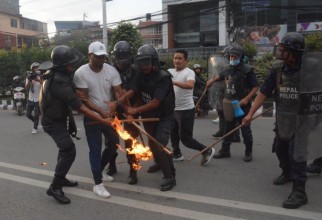 प्रहरी र मूल्यवृद्धि विरुद्ध उत्रिएकाबीच मसाल खोसाखोस (तस्बिरहरु)