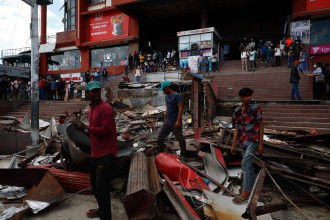 काठमाडौं प्लाजा अघिल्तिरका अवैध संरचना महानगरले भत्कायो 