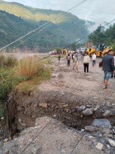 बर्षाको कारण अवरुद्ध भएको सडकको पहिरो पन्छाइदै