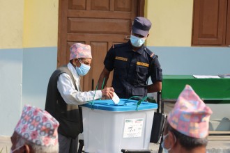  ६४ प्रतिशतं मतदानं संजातमिति निर्वाचनायोगस्य प्रारम्भिकानुमानम्