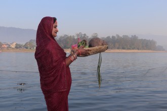 उदाउँदो सूर्यलाई अर्घ्य दिएर सम्पन्न गरियो छठ पर्व