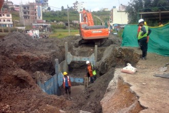 मेलम्ची अधुरै, याङ्री र लार्केको पानी ल्याउने भन्दै काठमाडौंमा ठूला पाइप बिछ्याउन शुरु