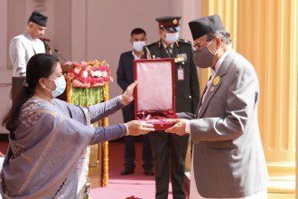 झलनाथ खनाल 'राष्ट्र गौरव' बाट विभूषित, करीब पाँच सयलाई बाँडियो तक्मा