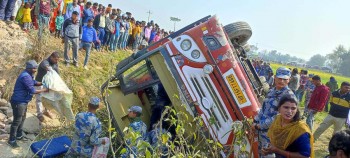 भारतीय बस स्टेरिङ फेल भएर परासीको खोलामा पल्टियो