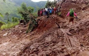 बागलुङ पहिरोः प्रतिकूल मौसमका कारण घाइतेलाई अस्पातल पुर्याउन कठिन