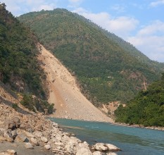 मानेभन्ज्याङको सुख्खा पहिराेले दूधकोसी थुनिँदै, बस्ती जाेखिममा