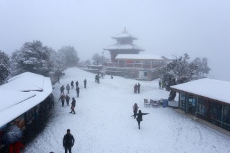 काठमाडौँका डाँडा पनि हिउँले सेताम्मे, चन्द्रागिरिमा रमाउनेको लर्कन (फोटो फिचर)