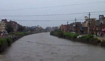 विष्णुमतीले खतराको तह पार गर्‍यो, मुहानमा वर्षा अझै नरोकिने