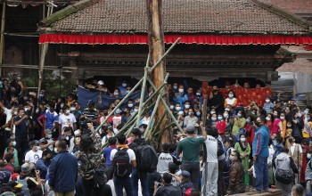 हनुमानढोकामा बिहानै लिङ्गो ठड्याएर शुरु गरियो इन्द्रजात्रा (फोटो/भिडियो)