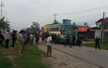 चितवन दुर्घटना : स्थानीय र प्रहरीबीच झडप, दर्जनौं सेल अश्रुग्यास प्रहार