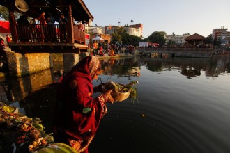 छठ पर्वको मुख्य दिन अस्ताउँदो सूर्यलाई यसरी ‍दिइयो अर्घ्य (फोटो/भिडियो)