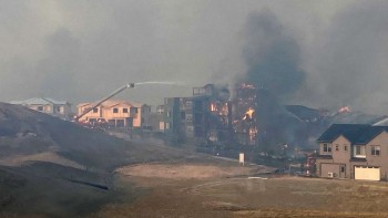 कोलोराडोमा डढेलोका कारण सयौं घरहरू प्रभावित