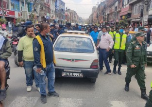 ट्याक्सी व्यवसायीहरूले गरे सडक अवरुद्ध : माग पूरा नभए महानगर नै घेर्ने चेतावनी  (फोटो फिचर)