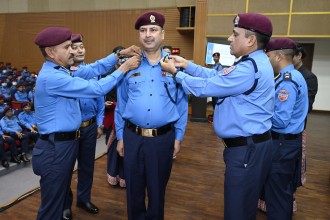 पदोन्नति भएका २० जना प्रहरी वरिष्ठ उपरीक्षकलाई दर्ज्यानी चिह्न प्रदान