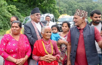 गाउँका जनतासँग अन्तरक्रिया गर्दै प्रधानमन्त्री प्रचण्ड (फोटोफिचर)