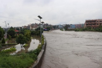 बाढीले धोबिखोला कोरिडोरको घरहरू जलमग्न, पानी र हिलोले हिँड्नै सास्ती