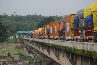 आठ खर्बको आयात हुँदा एक खर्बकाे मात्र निर्यात, व्यापारघाटा ५४ प्रतिशतले बढ्यो 