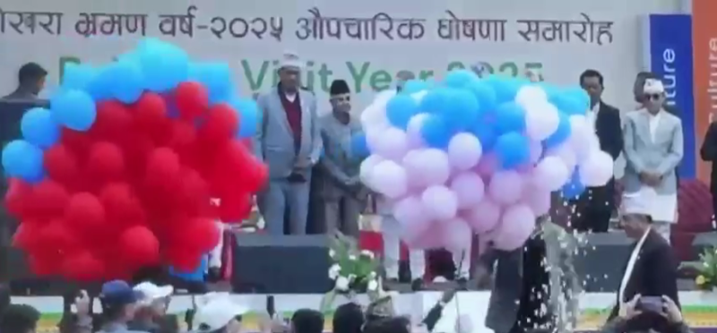 पोखरा भ्रमण वर्ष उद्घाटन गर्न लाग्दा झिरझिरेमा बेलुन पड्कियो,  बेलुनका टुक्राले उपप्रधानमन्त्री पौडेल र मेयर आचार्य घाइते