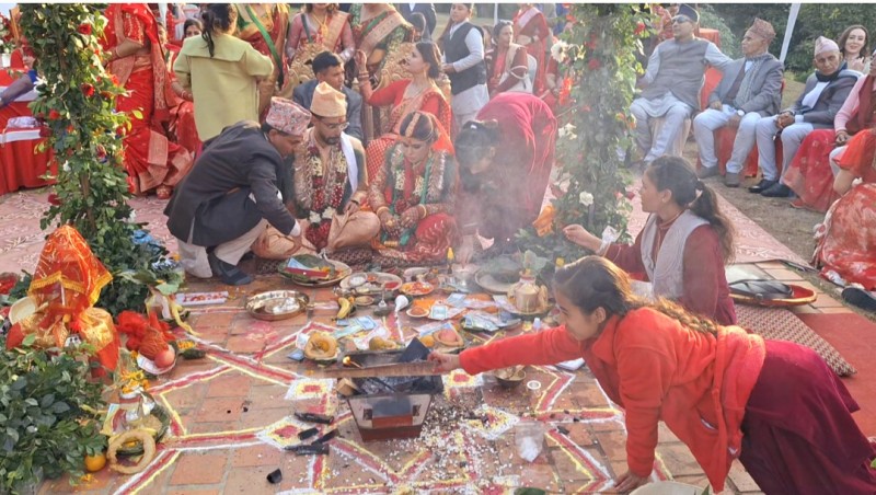 वेदका ऋचा भट्याउँदै महिला पुरोहितले गराए विवाह